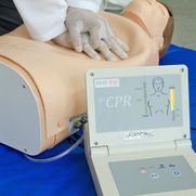 simulador-torso-para-treino-de-rcp-com-pulso-carotideo-e-painel-led.centermedical.com.br